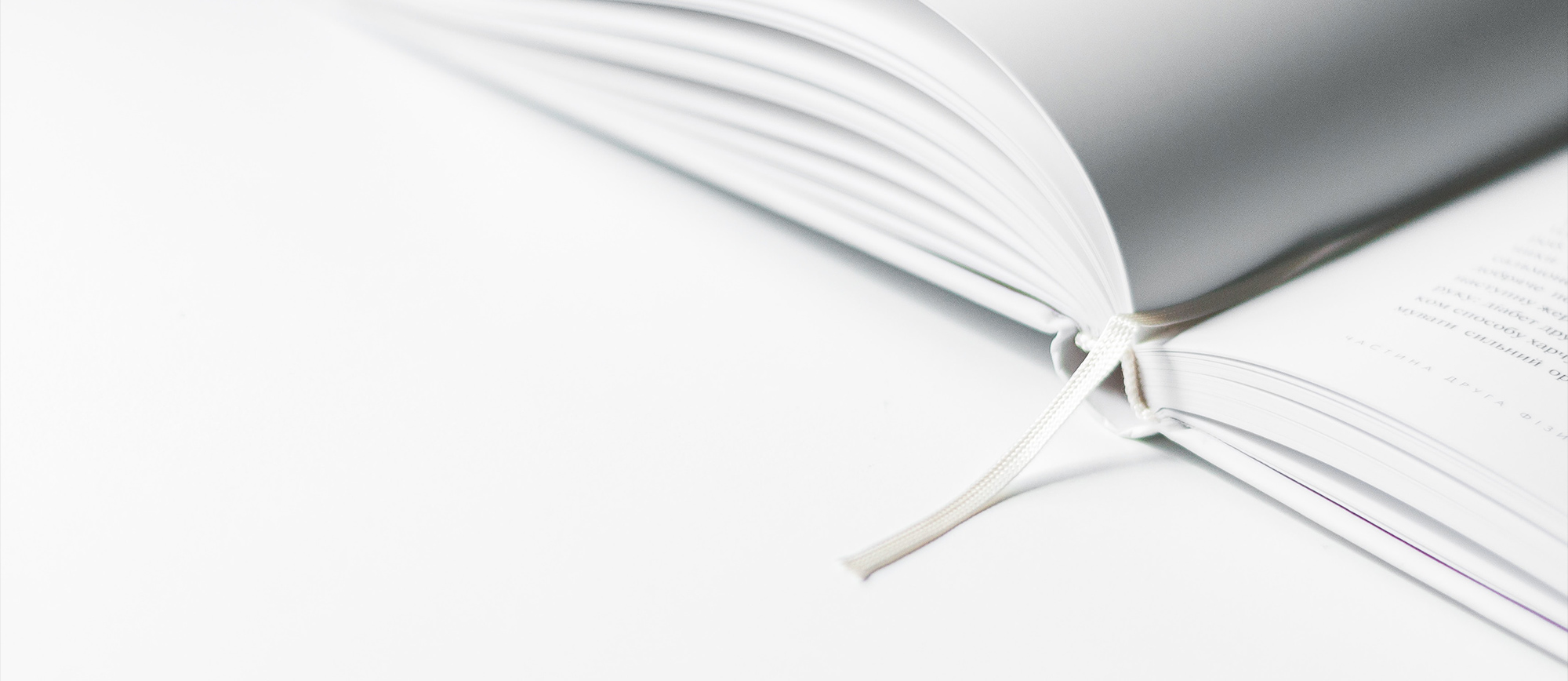 Wir sind stets frei, unserer Fantasie zu folgen Geöffnet Buch, weiß gehalten von Olia Gozha, Unsplash